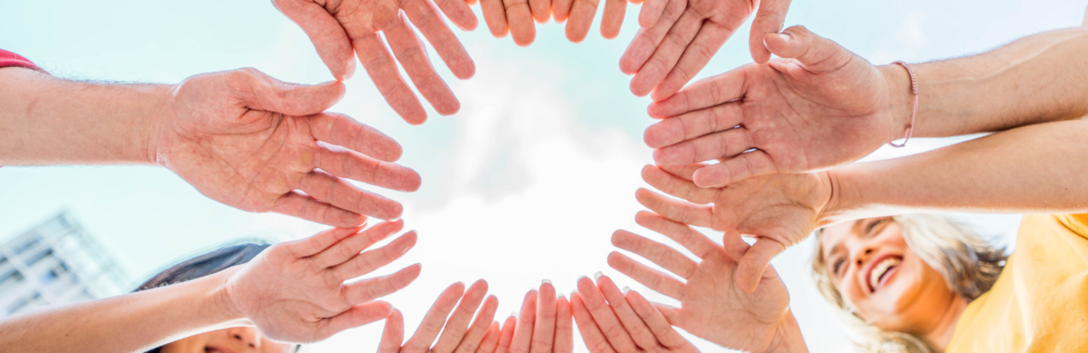 Nos partenaires, mains mis au centre de l'image pour indiquer un ensemble